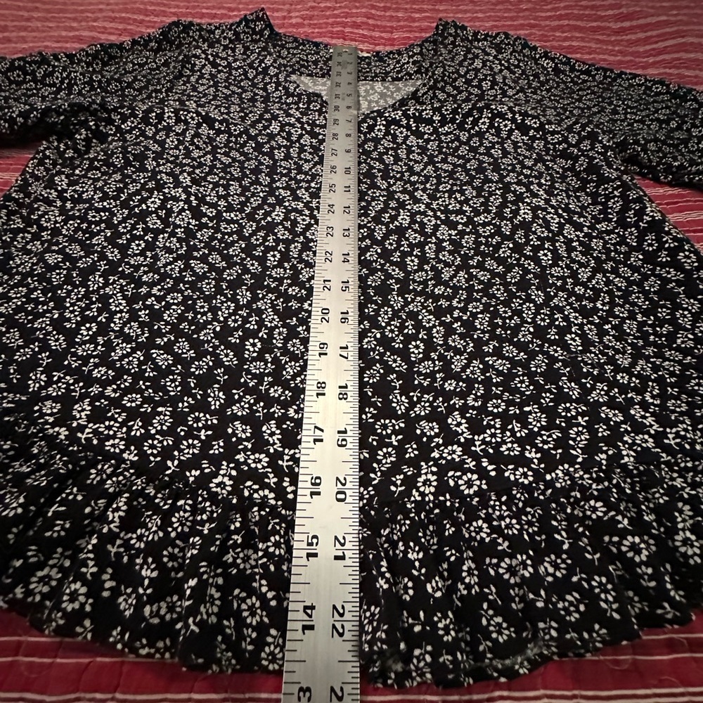 Elegant Black and White Floral Blouse - Picture 6 of 8